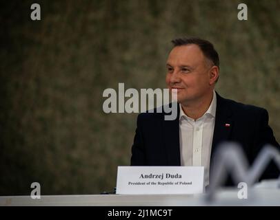 Il Presidente della Repubblica di Polonia Andrzej Duda, riceve un briefing durante la conferenza di risposta umanitaria a Jasionka, Polonia, il 25 marzo 2022. (STATI UNITI Foto del corpo marino di Sgt. Robin Lewis.) Foto Stock