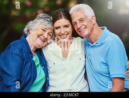 La famiglia è per sempre. Scatto di una coppia anziana che passa il tempo con la loro figlia. Foto Stock