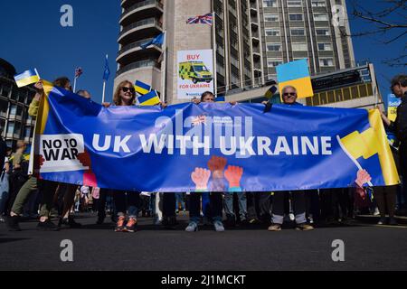 Londra, Regno Unito. 26th marzo 2022. I manifestanti a Park Lane durante la Londra si trova con l'Ucraina marzo. Migliaia di persone hanno marciato da Park Lane a Trafalgar Square in solidarietà con l'Ucraina mentre la Russia continua il suo attacco. Credit: Vuk Valcic/Alamy Live News Foto Stock