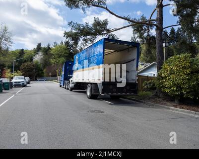 Kirkland, WA USA - circa Aprile 2021: Vista ad angolo di un nuovo mondo Van Lines spostare camion in un quartiere residenziale Foto Stock