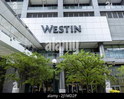 Bellevue, WA USA - circa Giugno 2021: Vista ad angolo basso dell'entrata dell'hotel Westin nel centro di Bellevue vicino al centro commerciale. Foto Stock