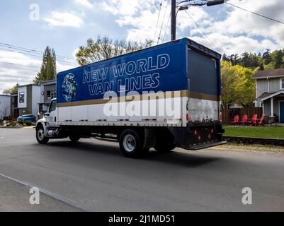 Kirkland, WA USA - circa Aprile 2021: Vista ad angolo di un nuovo mondo Van Lines spostare camion in un quartiere residenziale. Foto Stock