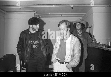 Il giornalista inglese Karl Dallas, il musicista inglese Roy Harper e il musicista americano Arlo Guthrie backstage al Venue di Londra in occasione delle celebrazioni del 50th compleanno di Karl nel 1981. Foto Stock