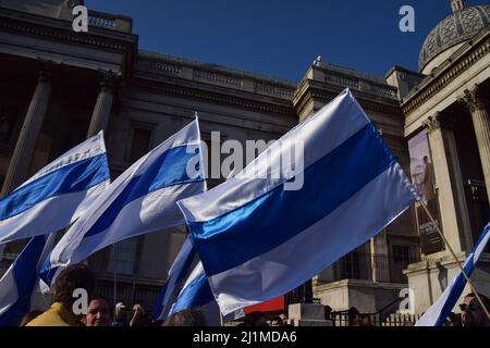 Londra, Regno Unito. 26th marzo 2022. I manifestanti di Trafalgar Square hanno bandiere russe contro la guerra blu e bianche con il colore rosso simbolicamente rimosso. Migliaia di persone hanno marciato da Park Lane a Trafalgar Square in solidarietà con l'Ucraina mentre la Russia continua il suo attacco. Credit: Vuk Valcic/Alamy Live News Foto Stock