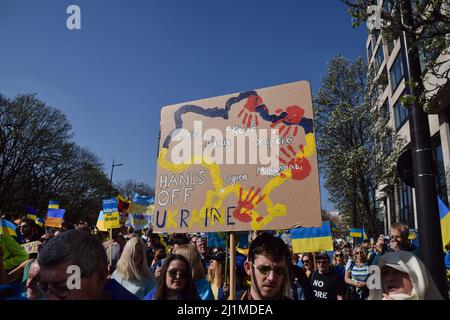 Londra, Regno Unito. 26th marzo 2022. Un manifestante a Park Lane tiene un cartello con la mappa dell'Ucraina durante la London stand con Ucraina marzo. Migliaia di persone hanno marciato da Park Lane a Trafalgar Square in solidarietà con l'Ucraina mentre la Russia continua il suo attacco. Credit: Vuk Valcic/Alamy Live News Foto Stock