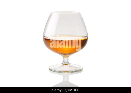 Cognac francese o brandy in vetro chiamato napoleone isolato su bianco, sentiero di clipping Foto Stock