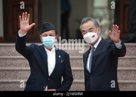 Kathmandu, Nepal. 26th Mar 2022. Il Ministro degli esteri nepalese, il Dr. NARAYAN KHADKA e il suo omologo cinese WANG YI, si sono recati ai media quando arrivano all'Ufficio del primo Ministro per i colloqui bilaterali. Wang è in visita ufficiale di tre giorni in Nepal. (Credit Image: © Amit Machamasi/ZUMA Press Wire) Foto Stock