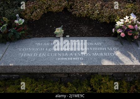 "Non dimenticare questi morti" John Hewitt cita per le vittime dell'omicida Omagh 15 agosto 1998 County Tyrone, Irlanda del Nord Foto Stock