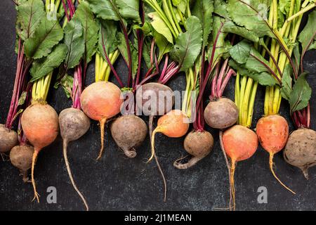 Le fresche barbabietole biologiche del Giardino sono esposte sul granito Nero Foto Stock