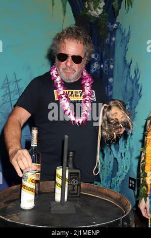 Las Vegas, Stati Uniti. 26th Mar 2022. SAMMY HAGAR svela la sua stessa somiglianza come un capo di Shrunken alla sua cerimonia del capo di Shrunken il Tiki dorato Las Vegas, NV 26 marzo 2022 accreditamento: Notizie dal vivo di ENT/Alamy Foto Stock