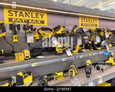 Basilea, Svizzera - 20 dicembre 2021: Stanley Fatmax tools Inside Jumbo DIY Home improvement store nel centro di Basilea Foto Stock