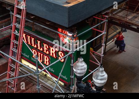 Chicago, USA - Circa ottobre 10 2018: Giorno esterno Millers Pub nel centro di Chicago sotto i binari L del treno sul livello della strada. Colore su segno fo Foto Stock