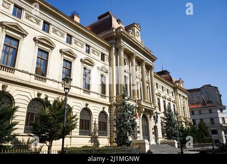 Bucarest, Romania - 24 marzo 2022: Il bellissimo edificio della Banca Nazionale di Romania, in questa foto è la vecchia ala del Palazzo BNR, costruito Foto Stock