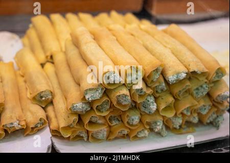 Cucina italiana, pancake freschi fatti in casa ripieni con ricotta e spinaci verdi pronti per cucinare, Parma, Emilia Romagna, Italia Foto Stock