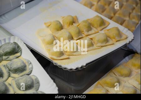 Piatti italiani, tortelli di pasta fresca fatta in casa o ravioli gnocchi pronti per cucinare, Parma, Emilia Romagna, Italia Foto Stock
