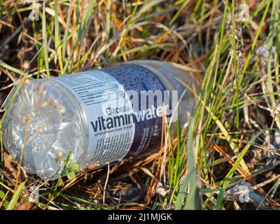 Una bottiglia d'acqua di plastica vuota. Quebec, Canada Foto Stock