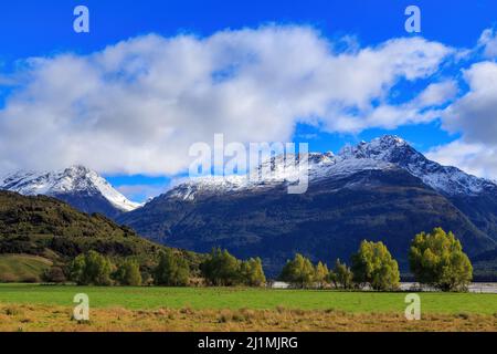 Le montagne innevate di Humboldt, parte delle Alpi meridionali della Nuova Zelanda, viste da 'Paradise', un locale rurale a nord di Glenorchy Foto Stock