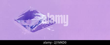 Spettro luminoso riflesso attraverso il prisma di vetro. Prisma di cristallo con diffrazione di luce di colori di spettro e riflessione con luce trendy e dura Foto Stock