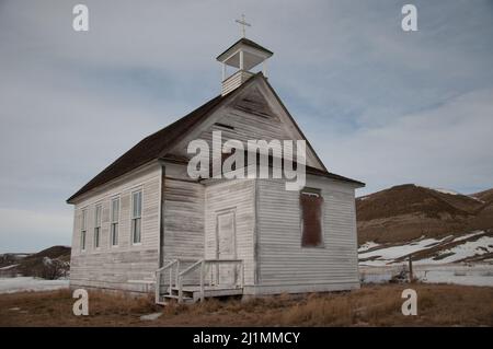 La Chiesa cattolica abbandonata nella frazione e vicino alla città fantasma di Dorothy, Alberta, Canada. È stata abbandonata dal 1967. Foto Stock