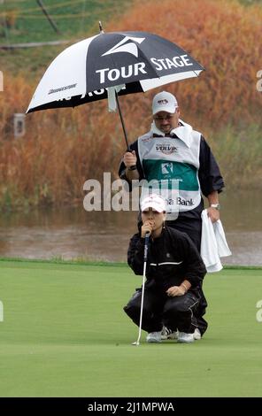 Settembre 31, 2009-Incheon, Corea del Sud-Mika Miyazato di Okinawa Giappone sulla 18th buche durante il secondo round del campionato di Hana Bank Kolon allo Sky 72 Golf Club il 31 ottobre 2009 a Incheon, Corea del Sud. Foto Stock