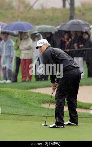 Settembre 31, 2009-Incheon, Corea del Sud-Anna Nordqvist di Svezia puts sulla 18th buche durante il secondo round del campionato di Hana Bank Kolon allo Sky 72 Golf Club il 31 ottobre 2009 a Incheon, Corea del Sud. Foto Stock