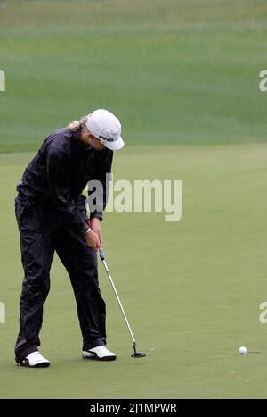 Settembre 31, 2009-Incheon, Corea del Sud-Anna Nordqvist di Svezia puts sulla 18th buche durante il secondo round del campionato di Hana Bank Kolon allo Sky 72 Golf Club il 31 ottobre 2009 a Incheon, Corea del Sud. Foto Stock