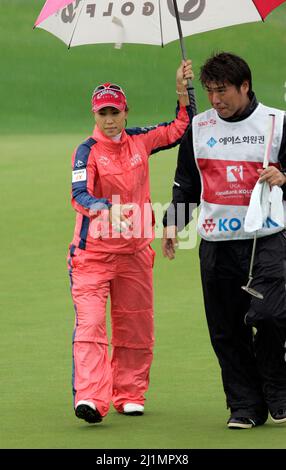 Settembre 31, 2009-Incheon, Corea del Sud-Momoko Ueda del Giappone sulla 18th buche durante il secondo round del campionato di Hana Bank Kolon allo Sky 72 Golf Club il 31 ottobre 2009 a Incheon, Corea del Sud. Foto Stock