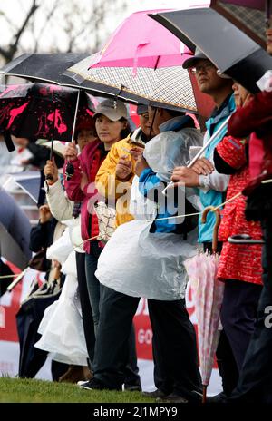 Settembre 31, 2009-Incheon, Corea del Sud-la galleria aspetta il giocatore sul verde pioggia durante il secondo round del campionato di Hana Bank Kolon allo Sky 72 Golf Club il 31 ottobre 2009 a Incheon, Corea del Sud. Foto Stock