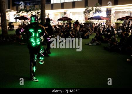 Manila, Filippine. 26th Mar 2022. I ballerini che indossano luci a LED si esibiscono durante uno spettacolo per segnare l'ora della Terra al Robinsons Magnolia a Quezon City, Metro Manila, Filippine. Marzo 26, 2022. Alcune aziende e attrazioni turistiche della città hanno spento le loro luci non essenziali per entrare a far parte di Earth Hour, un evento globale che aumenta la consapevolezza e spinge le persone ad agire sul cambiamento climatico. (Credit Image: © Basilio Sepe/ZUMA Press Wire) Foto Stock