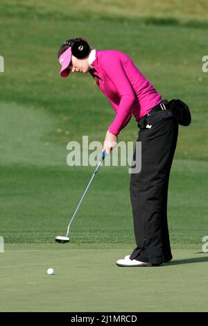 Nov 1, 2009-Incheon, Corea del Sud-Sandra Gal di Germania putti sulla 18th buche durante il round finale del campionato di Hana Bank Kolon allo Sky 72 Golf Club il 1 novembre 2009 a Incheon, Corea del Sud. Foto Stock