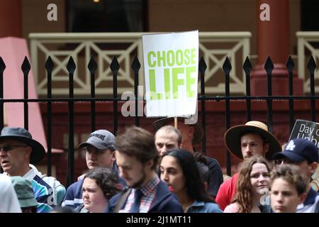 Sydney, Australia. 27th marzo 2022. La Cattedrale di Santa Maria ha tenuto l annuale Santa Messa del Bambino nascituro e la processione rosaria. Nella foto: Fuori dal Parlamento del NSW in Macquarie Street. Credit: Richard Milnes/Alamy Live News Foto Stock