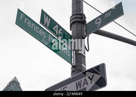 Il nuovo cartello Frances Perkins Place è stato svelato in occasione di una cerimonia di co-denominazione di strada a Hell's Kitchen il 26 marzo 2022 a New York City. Frances Perkins fu Segretario del lavoro degli Stati Uniti sotto Franklin Delano Roosevelt dal 1933 al 1945 e la prima donna a servire come segretario di gabinetto. West 46th Street tra Ninth e Tenth Avenues, un isolato che include Hartley House, un'organizzazione no profit dove France Perkins era un assistente sociale, è il nome di Frances Perkins Place. Foto Stock