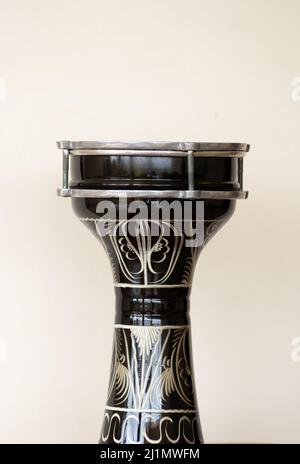 Gli strumenti a percussione gobblet tamburo o darbuka tamburo Foto Stock