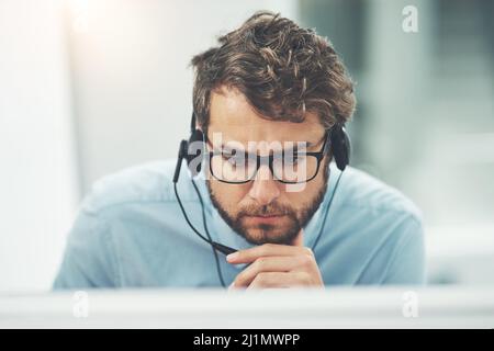 Potrebbe aver bisogno di un secondo parere su questo.... Scatto di un giovane che lavora in un call center. Foto Stock