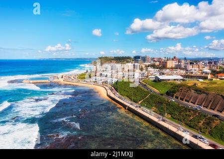 Vista aerea del CBD di Newcastle dall'oceano Pacifico sulla spiaggia di Newcastle e sulla piscina pubblica di roccia. Foto Stock