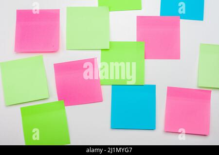 Note adesive vuote su sfondo bianco. Mockup Sticky Note Paper. Fogli vuoti per le note sulla bacheca bianca. Discutere di affari, lavoro di squadra, brai Foto Stock