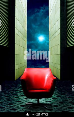 sedia da ufficio rossa tra le pareti Foto Stock