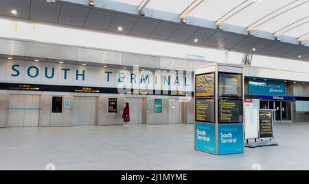 File photo datato 2012/2020 del Terminal Sud dell'Aeroporto di Gatwick in West Sussex che si riapre la domenica per soddisfare la forte domanda prevista per i viaggi aerei di quest'estate. Il terminale è rimasto inattivo dal giugno 15 2020 per ridurre i costi durante la pandemia del coronavirus. Data di emissione: Domenica 27 marzo 2022. Foto Stock