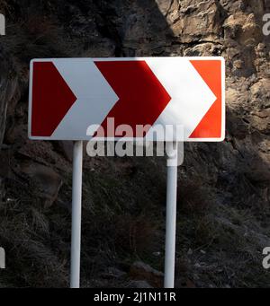 Segnale strada su strada, segnale destro Foto Stock