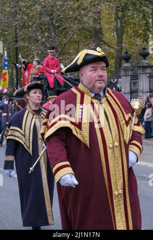 Uomo & donna vestito in abiti decorati cerimoniali e cappelli con finiture d'oro e scetters marzo nel Lord Mayor's Show 2021, Victoria Embankment, Londra, Regno Unito Foto Stock