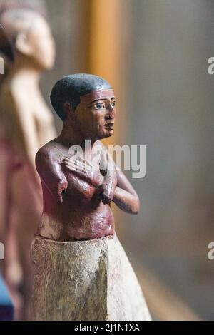 Cairo, Museo Egizio, statuetta di Iby, in legno. Ha i capelli corti, un panno di loin e le braccia incrociate. Foto Stock