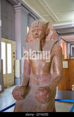 Il Cairo, Museo Egizio, la statua inginocchiata di Hatshepsut, una delle rare donne che divenne re d'Egitto. Granito, dal suo tempio a Deir el Bahari. Foto Stock