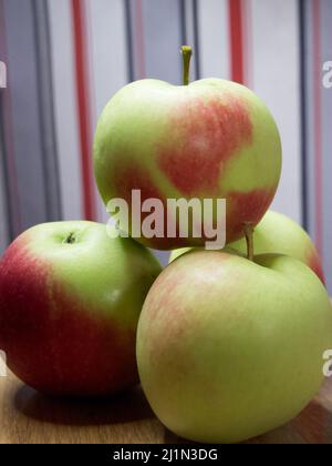Un mazzo di succose mele rosse, un primo colpo. Frutta matura. Foto Stock