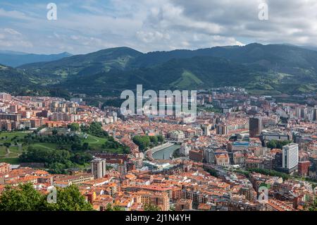 Spagna, Bilbao, vista panoramica della città con il fiume Nervion Foto Stock