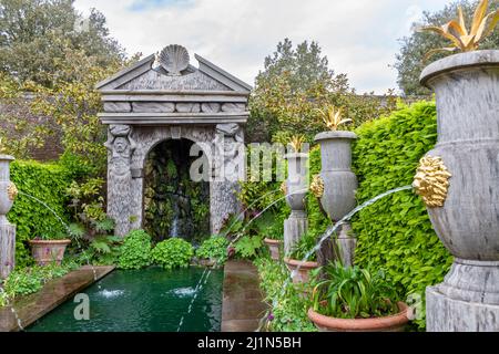 Eleganti fontane e acqua sono conosciute come la Fontana di Arun nel Giardino dell'Earl's Collector, i Giardini del Castello di Arundel, West Sussex, Inghilterra, Regno Unito Foto Stock