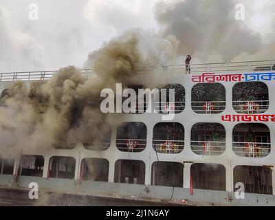 Dhaka, Dhaka, Bangladesh. 27th Mar 2022. Un lancio chiamato ''Adventure-9'' ha preso fuoco vicino al terminal di lancio Sadarghat oggi. Il lancio dei passeggeri in direzione Barisal è stato ancorato accanto al Masjid vicino al terminal di lancio n. 5. Sette unità di vigili del fuoco stanno lavorando per tenere sotto controllo l'incendio a partire dal 10am. Dopo ore di prova, sono stati in grado di destare il fuoco intorno a 1pm.hanno anche detto che non sono state segnalate ferite fino ad ora. Gli incidenti di incendi di lancio stanno diventando frequenti in Bangladesh. Credit: ZUMA Press, Inc./Alamy Live News Foto Stock