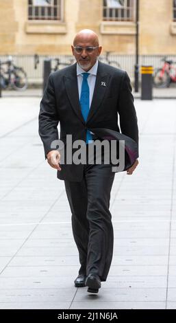 Londra, Inghilterra, Regno Unito. 27th Mar 2022. Il Segretario di Stato per l'Educazione NADHIM ZAHAWI è visto al di fuori della BBC prima di apparire la Domenica mattina tv show. (Credit Image: © Tayfun Salci/ZUMA Press Wire) Foto Stock