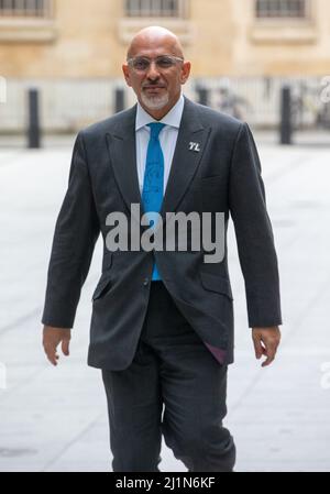 Londra, Inghilterra, Regno Unito. 27th Mar 2022. Il Segretario di Stato per l'Educazione NADHIM ZAHAWI è visto al di fuori della BBC prima di apparire la Domenica mattina tv show. (Credit Image: © Tayfun Salci/ZUMA Press Wire) Foto Stock