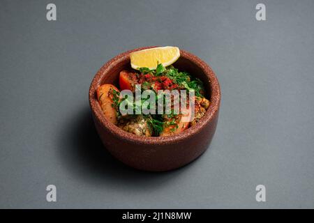 piatto di cucina georgiana o cervello di vitello arrosto con pomodoro, cipolla e spezie Foto Stock