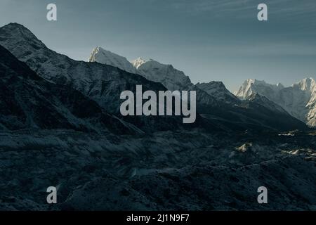 Vista sulle montagne da Gokyo Ri. Montagne innevate e cieli limpidi in Himalaya, Nepal. Foto di alta qualità Foto Stock